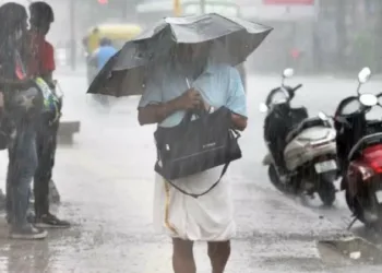 അതി തീവ്ര ന്യൂനമർദ്ദം ഇന്ന്  രാവിലെയോടെ അറബിക്കടലിൽ എത്തും; അതിശക്തമായ മഴ പെയ്യുമെന്ന് റിപ്പോർട്ട്;  എട്ടിടത്ത് യെല്ലോ അലേർട്ട്