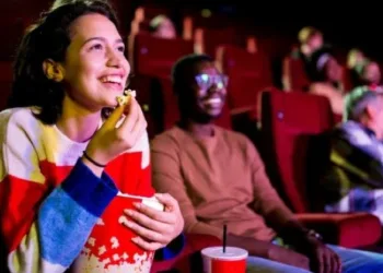 തിയേറ്ററിൽ സിനിമ ഇങ്ങനെയാണോ കാണുന്നത്? ; നിങ്ങൾ സാമൂഹ്യ വിരുദ്ധൻ ആണോ അല്ലയോ എന്നറിയാം..