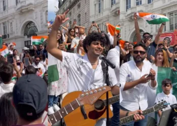 വിഭജിച്ചവരുടെ മണ്ണിൽ വിഭജിക്കപ്പെട്ടവർ ഒന്നാകുന്ന കാഴ്ച; വന്ദേ മാതരം ഒന്നിച്ചുപാടി ഇന്ത്യക്കാരും പാകിസ്താനികളും