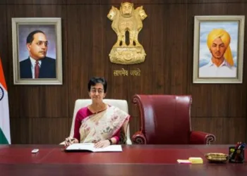 ഭരതനെപ്പോലെ ഭരണം നടത്തും, കെജ്രിവാളിനായി കസേര ഒഴിച്ചിട്ട് അതിഷി; നാടകമെന്ന് ബിജെപി