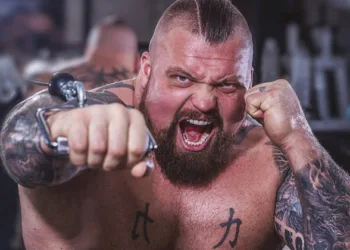 500 കിലോയെടുത്ത് അമ്മാനമാടി; ഇത് എങ്ങനെ സാധിച്ചു?; ലോകത്തെ ഏറ്റവും ശക്തനായ മനുഷ്യന്റെ രഹസ്യം പുറത്ത്