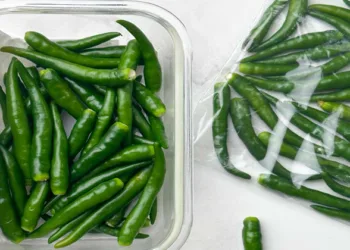 ഒന്നോ രണ്ടോ ആഴ്ചയല്ല; പച്ചമുളക് കേടാകാതെ ഒരു മാസം സൂക്ഷിക്കാം; ഈ വിദ്യകൾ ഒന്ന് പരീക്ഷിച്ച് നോക്കു