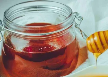 തേനിനൊപ്പം ഇവ കഴിക്കല്ലേ, പണി കിട്ടും