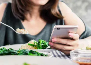 കഴിക്കുമ്പോഴും ഫോണിലാണോ കണ്ണ്; മുന്നറിയിപ്പുമായി വിദഗ്ധര്‍