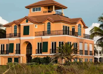 ഈ വീട് കടലെടുക്കുമെന്ന് ഉറപ്പ്, എങ്കിലും ഇതിനായി അയാള്‍ മുടക്കിയത് 3 കോടി, പിന്നിലെ രഹസ്യം