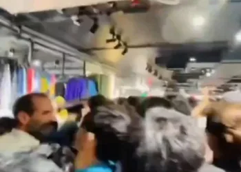 വിലക്കുറവ് എന്ന വാർത്ത കേട്ട് വന്നു; എല്ലാം വാരിയെടുത്ത് ഓടി; ഉദ്ഘാടന ദിവസം പാകിസ്താനിലെ ഷോപ്പിംഗ് മാൾ കൊള്ളയടിച്ച് ജനങ്ങൾ