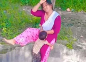 കുഞ്ഞിനെ കിണറിനുള്ളിലേക്ക് തൂക്കിപ്പിടിച്ച് വീഡിയോ പകര്‍ത്തി യുവതി: കൊലപാതക ശ്രമമെന്ന് വിമര്‍ശനം