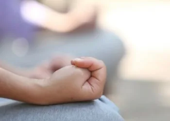 അമിത ചിന്തകൾ വല്ലാതെ ശല്യപ്പെടുത്തുന്നുണ്ടോ ? ഈ ലളിതമായ യോഗ മുദ്ര ഒന്ന് പരീക്ഷിച്ചു നോക്കൂ