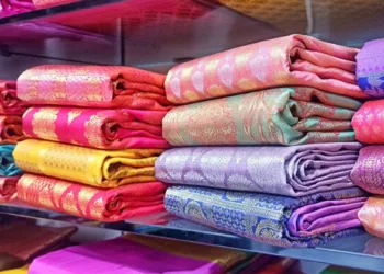 സോപ്പിട്ട് ഉരയ്ക്കരുത്; കഴുകണം ചെറുചൂട് വെള്ളത്തിൽ; പട്ടുസാരികൾക്കും വേണം പരിചരണം