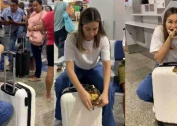 എയര്പോര്ട്ടിലിരുന്ന് ട്രോളി ബാഗ് കടിച്ചു തിന്നുന്നു; യുവതി ചെയ്യുന്നത് കണ്ട് അമ്പരന്ന് ആളുകള്