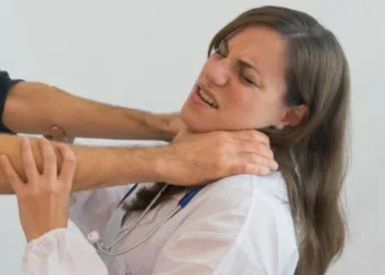 അടുക്കളയിൽ പാചകം ചെയ്യുകയായിരുന്ന വനിതാ ഡോക്ടറെ കഴുത്ത് ഞെരിച്ച് കൊല്ലാൻ ശ്രമം; യുവാവ് അറസ്റ്റിൽ