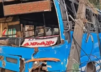 പത്തനംതിട്ടയിൽ സ്വകാര്യ ബസ് മറിഞ്ഞ് അപകടം; പത്തിലേറെ പേർക്ക് പരിക്ക്