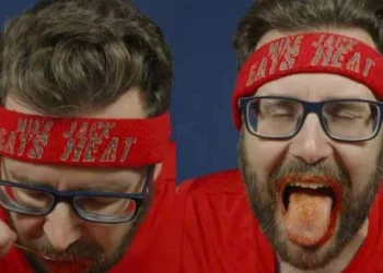 എരിഞ്ഞ് പുകഞ്ഞ് ലോക റെക്കോര്‍ഡിലേക്ക് ; വെറും മൂന്നുമിനിറ്റില്‍ അകത്താക്കിയത് ഒരു കിലോ ഹോട്ട് സോസ്