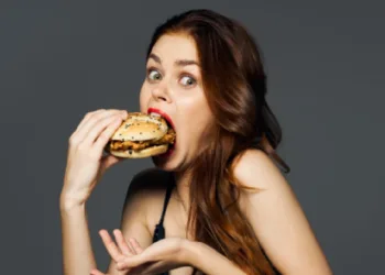 നിങ്ങൾക്ക് ഇടയ്ക്കിടെ വിശക്കാറുണ്ടോ?; കാരണം മൊബൈലും ടിവിയും