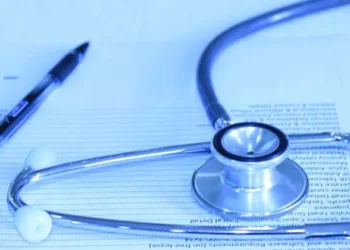 അവധി വേണം; അമ്മ മരിച്ചെന്ന് വ്യാജ മെഡിക്കൽ സർട്ടിഫിക്കറ്റ് നൽകി; യുവതിക്ക് കിട്ടിയത് എട്ടിന്റെ പണി; ഭീമൻ തുക പിഴ