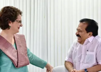 ഗാന്ധിനാമം പേറുന്ന രണ്ടുപേർ വയനാടിനെ വരിച്ചിരിക്കുന്നുവെന്ന് രമേശ് ചെന്നിത്തല; നേതാവ് കാര്യമായി പറഞ്ഞതാണോയെന്ന് സോഷ്യൽമീഡിയ