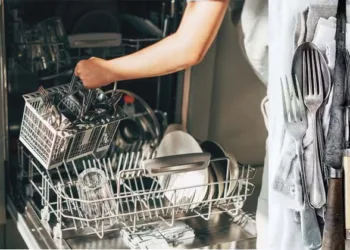 അടുക്കളയിലെ പാത്രങ്ങൾ തുരുമ്പ് പിടിക്കുന്നുണ്ടോ..? വഴിയുണ്ട്; ഇക്കാര്യങ്ങൾ മനസിൽ വച്ചാൽ മതി