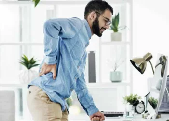 ഇരിക്കുന്നത് മാത്രമല്ല കൂടുതല് നേരം നില്ക്കുന്നതും പണി കിട്ടും; പഠനം പറയുന്നത് ഇങ്ങനെ