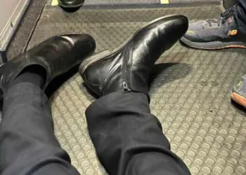 വീല്‍ചെയര്‍ നല്‍കിയില്ല; വിമാനത്തിന്റെ ടോയ്‌ലെറ്റിലേക്ക് ഇഴഞ്ഞെത്തി മാധ്യമപ്രവര്‍ത്തകന്‍, വിമര്‍ശനം