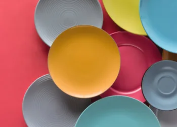 ഏത് നിറത്തിലുള്ള പാത്രത്തിലാ ഭക്ഷണം കഴിക്കാറ്…? ചുവപ്പോ വെള്ളയോ? : ആരോഗ്യത്തെ വരെ സ്വാധീനിക്കുമെന്നറിയാമോ?