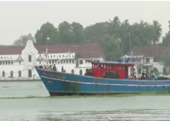 കടലിൽ അനധികൃതമായി സിനിമ ഷൂട്ടിംഗ് ;ബോട്ടുകൾ വിട്ട് നൽകണമെങ്കിൽ 10 ലക്ഷം വേണമെന്ന് അധികൃതർ