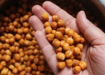 കടല ഇഷ്ടമാണോ? പുഴുങ്ങിയതാണോ വറുത്തതാണോ ശരീരത്തിന് പ്രിയം?; ഇതൊന്നും അറിയാതെ അകത്താക്കല്ലേ..