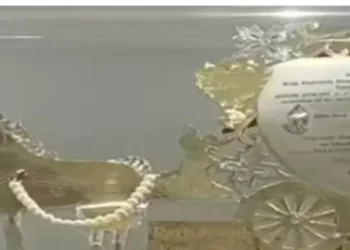 ഈ കല്യാണക്കത്തിന് വില 11 ലക്ഷം മാത്രം ; സ്വർണ്ണത്തിൽ അക്ഷരമൊരുക്കിയ വിവാഹ ക്ഷണക്കത്തുകൾക്ക് ആവശ്യക്കാരേറെ