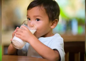 അമ്മമാരെ…പാലിൽ പൊടി കലക്കിയോ,ഹെൽത്ത് ഡ്രിങ്കുകൾ നൽകിയോ കുഞ്ഞുങ്ങളെ ബുദ്ധിമുട്ടിക്കരുതേ…വലിയ അപകടം