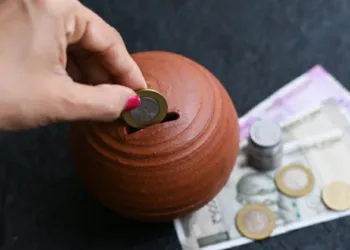 വീട്ടിലെ ഐശ്വര്യലക്ഷ്മിയാകാം ഈ പദ്ധതിയിലൂടെ; എഫ്ഡിയേക്കാൾ കൂടുതൽ പലിശ;സ്ത്രീകൾക്ക് മാത്രം; കൂടുതലറിയാം