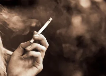 പല്ലുകളിൽ നിന്ന് നിക്കോട്ടിൻ കറ എങ്ങനെ നീക്കം ചെയ്യാം?