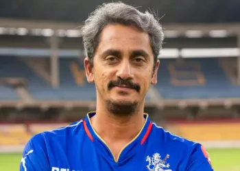 മുംബൈയിൽ നിന്നും ഓംകാർ സാൽവിയെ തൂക്കി ബംഗളൂരു ; ഇനി ആർസിബിയുടെ ബൗളിംഗ് പരിശീലകൻ
