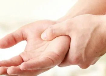 കൈ ഇടയ്ക്ക് വിറയ്ക്കാറുണ്ടോ … ? ഈ രോഗങ്ങളെ ഭയക്കണം