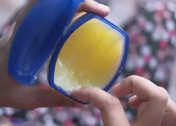 പെട്രോളിയം ജെല്ലി ഒരു കില്ലാടി തന്നെ ; ചുണ്ടിന്റെ വിണ്ടുകീറലിന് പരിഹാരം മുതൽ മുറിവുകൾക്കും ചതവുകൾക്കും വരെ ഉപയോഗിക്കാം