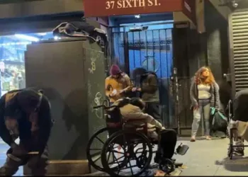 സോംബികളെപ്പോലെ തെരുവില്‍ അലയുന്ന ജനക്കൂട്ടം; ഞെട്ടിക്കുന്ന വീഡിയോ പങ്കുവെച്ച് യൂട്യൂബര്‍, വൈറല്‍