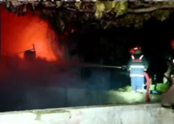 കൊച്ചിയിൽ അർധരാത്രിയോട്‌ കൂടെ രണ്ടിടത്ത് വൻ തീപിടുത്തം; നിരവധി വാഹനങ്ങൾ കത്തി നശിച്ചു