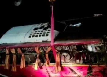 അയ്യപ്പ ഭക്തർ സഞ്ചരിച്ചിരുന്ന ബസ്സിലേക്ക് ലോറി വന്നിടിച്ചു; ഒരു മരണം; നിരവധി പേർക്ക് പരിക്ക്