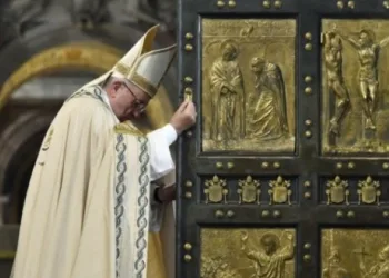 25 വർഷത്തിൽ ഒരിക്കൽ മാത്രം തുറക്കുന്ന; വിശുദ്ധ കവാടം തുറന്ന് ഫ്രാ​ൻ​സി​സ് മാ​ർ​പാ​പ്പ