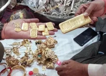 ഭണ്ഡാരത്തിനുള്ളിൽ ഒരു കിലോയുടെ സ്വർണ്ണ ബിസ്ക്കറ്റ് മുതൽ വെള്ളി കൊണ്ടുള്ള തോക്കും 23 കോടി പണവും വരെ ; ഞെട്ടലിൽ ക്ഷേത്ര ഭാരവാഹികൾ