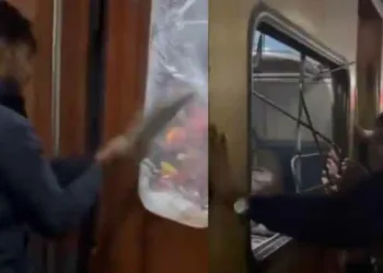 തിരക്ക് മൂലം വാതില് അകത്തുനിന്ന് പൂട്ടി; അന്ത്യോദയ എക്സ്പ്രസിന്റെ ജനല് തകര്ത്ത് യാത്രക്കാര്, വീഡിയോ