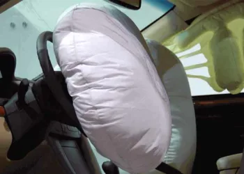 എയര്‍ബാഗ് വന്നിടിച്ച് ആറുവയസ്സുകാരന് ദാരുണാന്ത്യം, ഇതിന്റെ വേഗത അപകടകരം, കുട്ടികളെ ആരും മുന്നിലിരുത്തരുത്