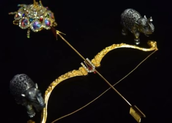 മകന്റെ മെഡിക്കൽ സീറ്റിനായുള്ള നേർച്ച; ശബരിമല ശാസ്താവിന് സ്വർണത്തിൽ തീർത്ത അമ്പും വില്ലും കാണിക്ക അർപ്പിച്ച് വ്യവസായി