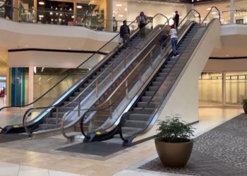 എസ്കലേറ്ററിന്‍റെ കൈവരിയിൽ നിന്ന് തെന്നി വീണ് 3 വയസുകാരന് ദാരുണാന്ത്യം ; സംഭവം സിനിമ കാണാൻ എത്തിയപ്പോൾ