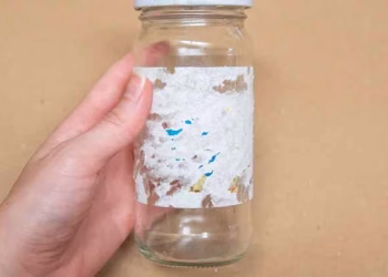 ഇനി തേച്ചുരച്ച് കഷ്ടപ്പെടേണ്ട, ഗ്ലാസ് ജാറുകളിലെ സ്റ്റിക്കറുകള്‍ പൂ പോലെ പറിഞ്ഞുവരും