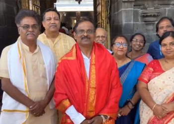 നൂറാം സ്വപ്നത്തിന് മണിക്കൂറുകൾ ബാക്കി; തിരുമലക്ഷേത്രത്തിലെത്തി മനമുരുകി പ്രാർത്ഥിച്ച് ഇസ്രോ മേധാവിയും സംഘവും