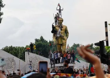 രാഷ്ട്രപിതാവിനെ നൈസായി മാറ്റിയിട്ടുണ്ട്…; പുതിയ കഥയിറക്കി ചരിത്രം മാറ്റി ബംഗ്ലാദേശ്; നാണമില്ലേയെന്ന് നെറ്റിസൺസ്..