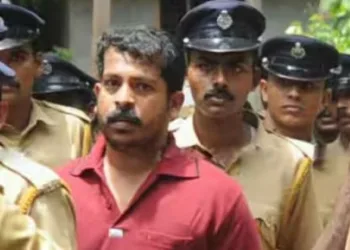 കൊടി സുനിയുടെ പരോൾ, ന്യൂമാഹി ഇരട്ടക്കൊല കേസിൽ വിചാരണ തുടങ്ങാനിരിക്കെ; സാക്ഷികളെ സ്വാധീനിക്കുമെന്ന് വിമർശനം