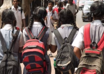 ഷർട്ടിൽ പേന കൊണ്ടെഴുതിയതിന്  80 സ്കൂൾ വിദ്യാർത്ഥിനികളോട് ഷർട്ട് അഴിക്കാൻ ഉത്തരവിട്ട് പ്രിൻസിപ്പൽ; വൻ വിവാദം