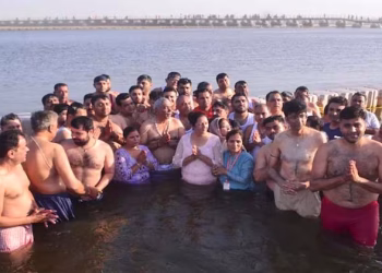 നമ്മുടെ സനാധനധർമ്മ പൈതൃകത്തിൽ അഭിമാനം കൊള്ളുന്നു,ദിവ്യാനുഭവം; ത്രിവേണി സംഗമത്തിൽ പുണ്യ സ്‌നാനം നടത്തി പാക് ഹിന്ദുക്കൾ