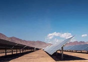 മരുഭൂമി നിറയെ സോളാര് പാനലുകള്; പരിസ്ഥിതിയെയും മുടിക്കാന് ചൈന, വിമര്ശനം