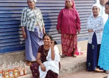 പറമ്പ് വൃത്തിയാക്കുന്നതിനിടെ കിട്ടിയത് 23 കുപ്പി മദ്യം; ഒഴുക്കി കളഞ്ഞ് തൊഴിലുറപ്പ് തൊഴിലാളികൾ